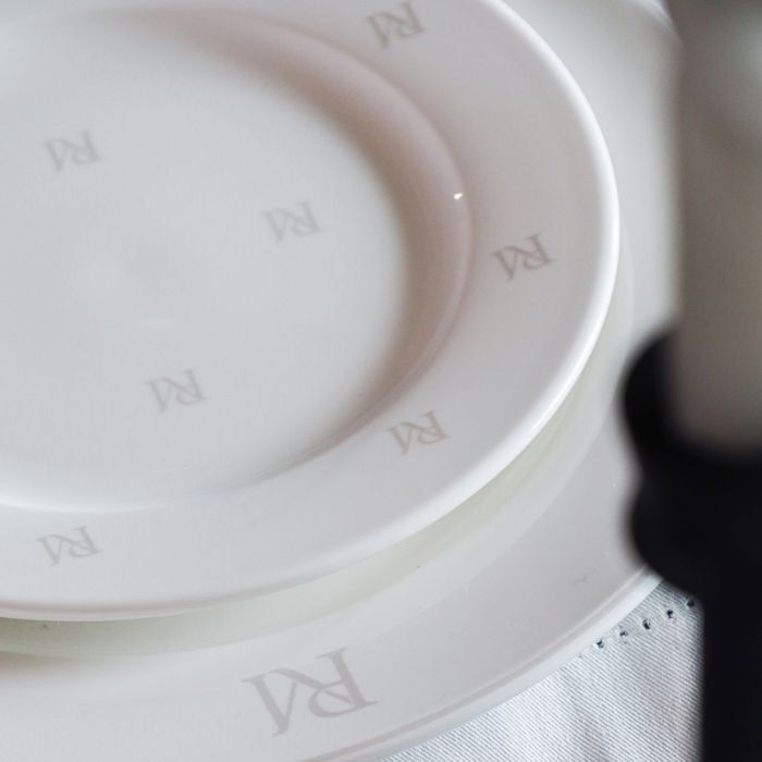 Talerzyk RM monogram śr. 20,5cm porcelana biała
