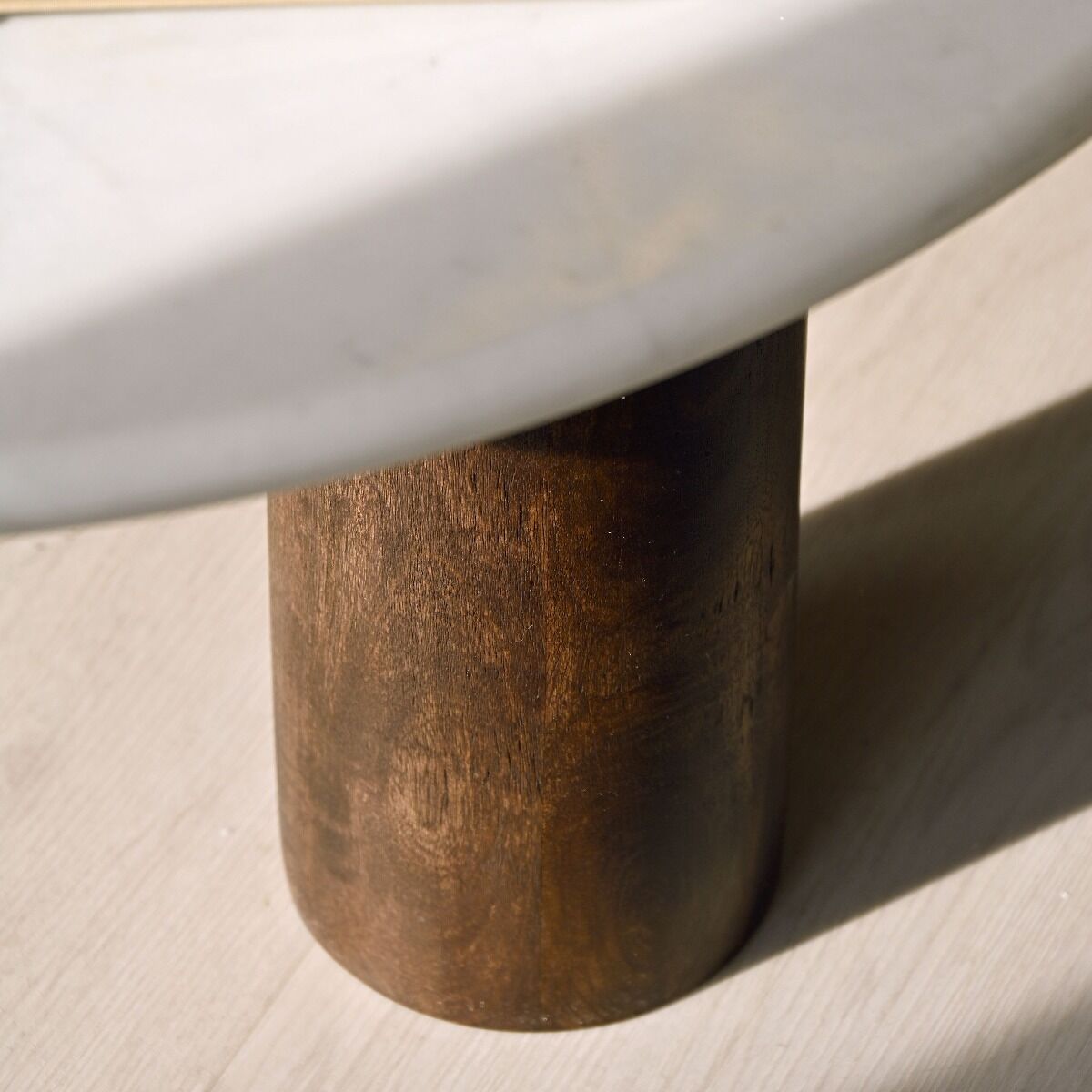 Stolik kawowy Timeless Shadow marmur drewno mango 90x90x41 cm Miloo Home